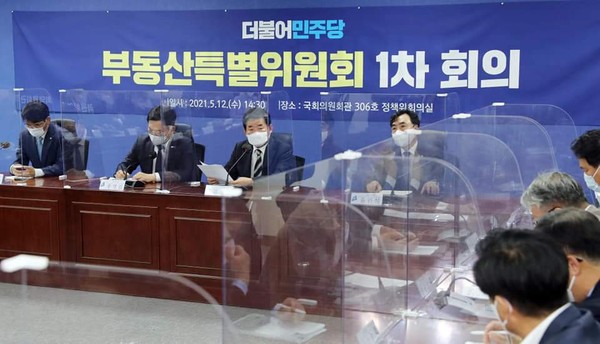 더불어민주당과 청와대가 새로운 ‘부동산 정책’을 놓고 조율 과정에서 이견이 맞서 결과에 정치권의 비상한 관심이 쏠리고 있다. 사진은 민주당 부동산특위 1차 회의 모습. (사진=김진표 국회의원 페이스북)