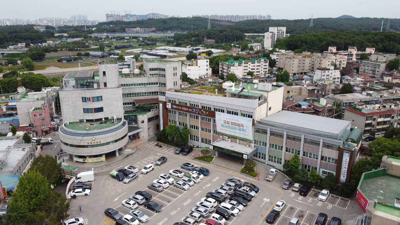 고양시 올해 2회 추경예산이 2542억원으로 확정됐다. 시는 지난달 23일 시의회에 제출한 제2회 추가경정예산안이 17일 본회의 의결로 최종 확정됐다고 밝혔다. 사진은 고양시청 전경 (사진=중앙신문 DB)