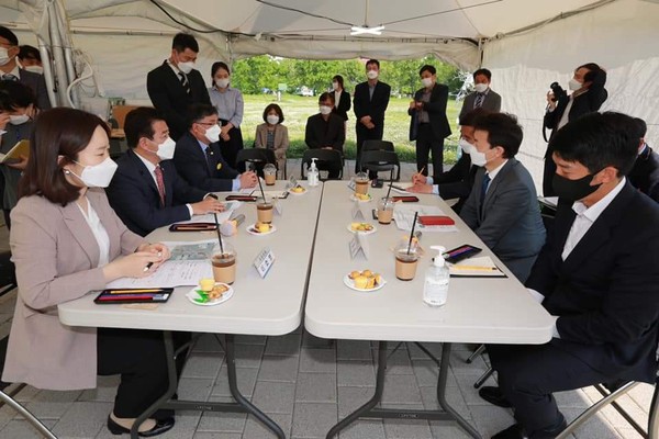 더불어민주당 국회의원인 김성환 원내수석부대표를 비롯, 박정 경기도당 위원장, 이소영 대변인 등은 지난 18일 오후, 과천시를 방문, 청사 유휴지와 천막 집무실 등을 직접 둘러본 뒤 김종천 과천시장과 시민대표를 만나 이야기를 나눴다. (사진=김종천 과천시장 페이스북)
