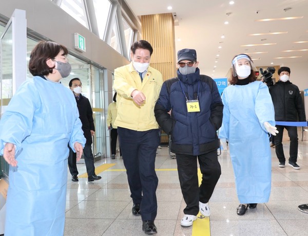 안양시는 중소상공인과 저소득 취약계층을 중심으로 맞춤형 지원에 전력을 기울이면서 방역과 백신 접종까지 안양형 경제회복으로 시민의 아픔을 달래고 있다. 사진은 최대호 시장이 코로나19 예방접종센터인 안양아트센터를 방문해 봉사하고 있는 모습. (사진제공=안양시청)