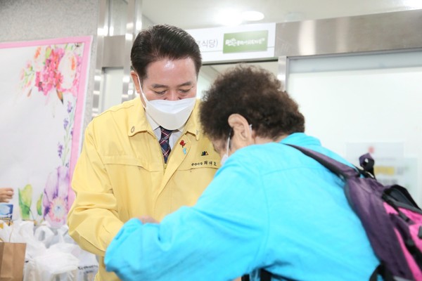 무료경로식당 어버이날 특별식 나눔 행사. (사진제공=안양시청)