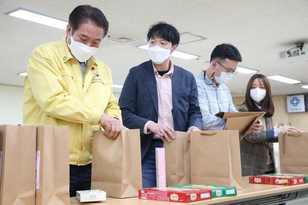 어린이날 아동양육시설 선물꾸러미 전달식. (사진제공=안양시청)