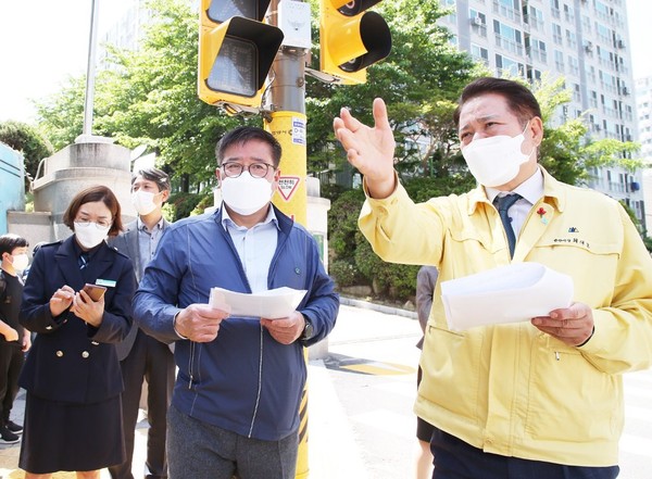 초등학교 주변 안전 점검. (사진제공=안양시청)