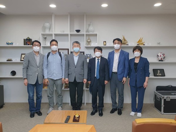 더불어민주당 최종윤 국회의원은 지난 18일 하남 위례지역 주민들과 김상호 하남시장과 방미숙 하남시의회 의장과 함께 대도시권광역교통위원회위원장을 만나, 위례신사선의 하남연장을 강력하게 건의했다. (사진제공=최종윤의원실)