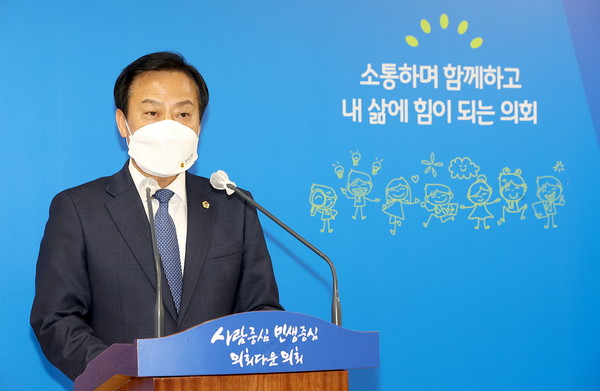 장현국 경기도의회 의장이 21일 온라인 기자회견을 통해 경기시민사회단체연대회의 성명 관련 입장을 발표하고 있다. (사진제공=경기도의회)