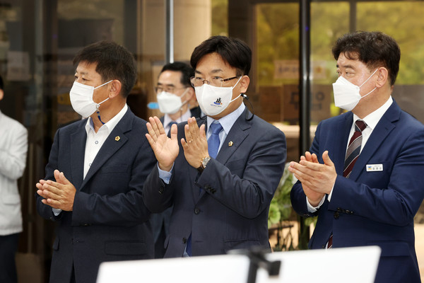 경기도의회 최만식 문화체육관광위원장이 제41주년 5.18 민주화운동 개막식 참석을 기념하고 있다. (사진제공=경기도청)