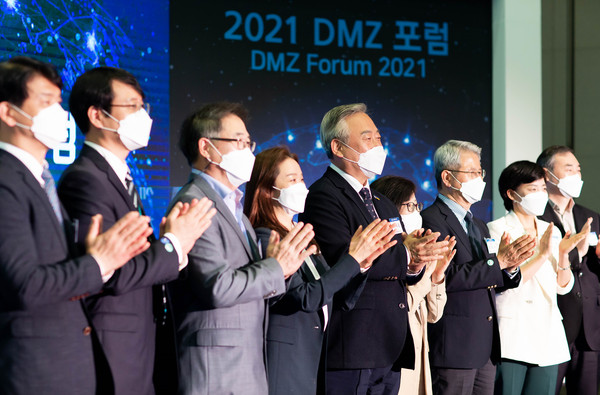 지난  22일 오전 킨텍스 제2전시장 6홀에서 열린 DMZ 포럼 폐회식에서 이재강 평화부지사와 참석자들이 기념촬영하고 있다. (사진제공=경기도청)