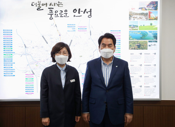 용인시는 백군기 시장이 안성시청을 방문해 김보라 안성시장과 만나, 경강선 연장을 ‘제4차 국가철도망 구축계획’에 최종 반영하기 위해 적극 협력하기로 했다. (사진제공=용인시청)