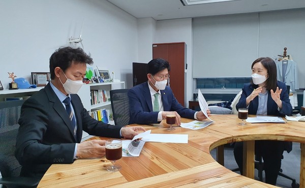 김종천 과천시장은 지난 20일 오후 이소영 국회 의원실에서 이 의원과 함께 노형욱 국토부 장관을 면담하고 시의 최대 이슈인 주택공급 반대에 대한 시민들의 입장을 전했다. (사진제공=과천시청)