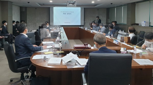 파주시는 주한미군 반환공여구역 캠프자이언트, 캠프개리오언 및 주변지역 개발사업 민간사업자 공모 평가위원회를 개최해 우선협상대상자를 선정했다. 사진은 반환공여지 사업자 공모 우선협상대상자 심사위원회 모습. (사진제공=파주시청)