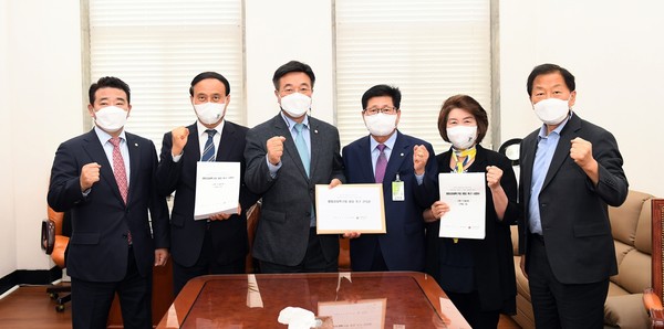 파주시는 국회를 방문해 ‘평화경제특별구역의 지정 및 운영에 관한 법률’ 제정을 건의했다. /사진 왼쪽부터 박정 의원, 김회광 부시장, 윤호중 원내대표, 김성원 의원, 한양수 파주시의회 의장, 윤후덕 의원. (사진제공=파주시청)