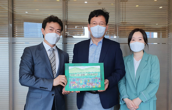 김종천 과천시장은 지난 22일, 이소영 의원과 함께 더불어민주당 송영길 대표를 만나 청사 일대 주택 공급 문제 해결에 대한 당 차원의 협조를 요청했다. (사진제공=과천시청)