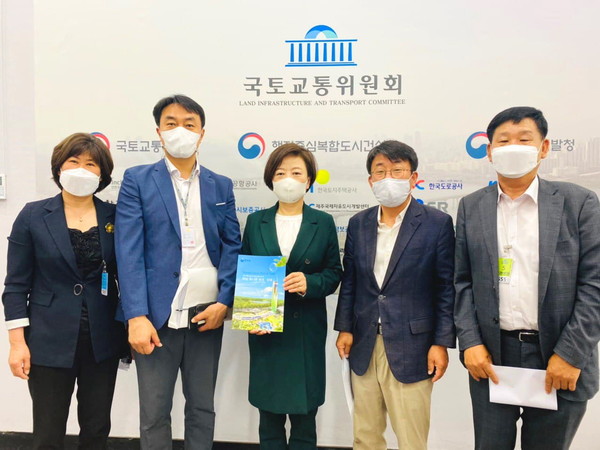 방미숙 하남시의회 의장이 국회 국토교통위원장인 진선미 의원을 만나 한국토지주택공사(LH)의 폐기물 처리시설 설치비용 부담금 부과 취소 소송을 중재해 줄 것을 강력 요청했다. (사진제공=하남시의회)
