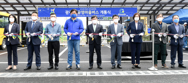 광주시는 지난 4월 30일 수도권 최초 공영마을버스 개통식을 장지동 공영버스차고지에서 개최했다. (사진제공=광주시청)