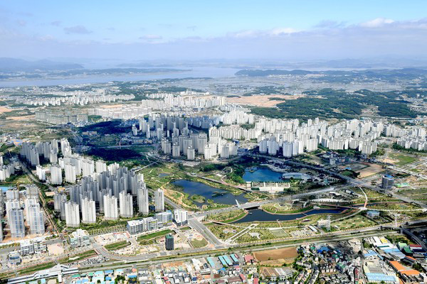 그 동안 여러 가지 현안으로 차질을 빚어왔던 파주 운정3지구 건설계획이 지역 공공기관 협의체들 간 원만한 협의로 ‘2기신도시’ 건설에 탄력이 붙고 있다. 사진은 운정신도시 전경. (사진=중앙신문DB)