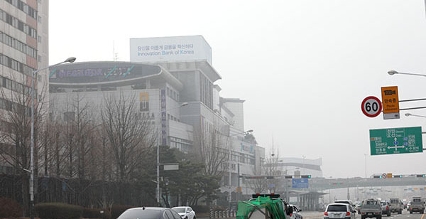 중국발 황사 영향으로 또 다시 미세먼지 농도가 짙다.