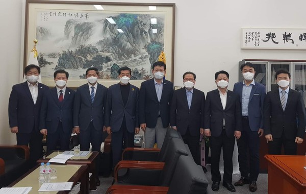 김상호 하남시장은 25일 3기 신도시 8개 지자체장과 함께 더불어민주당 송영길 당대표를 만나 3기 신도시 원주민의 원활한 재정착을 위한 제도개선을 건의하는 한편, 당 차원의 적극적인 지원을 요청했다. (사진=이재준 고양시장 페이스북)