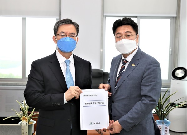 엄태준 이천시장이 27일 정성호 국회예결산위원장을 찾아 2022년 국비예산확보 협조를 요청했다. (사진제공=이천시청)