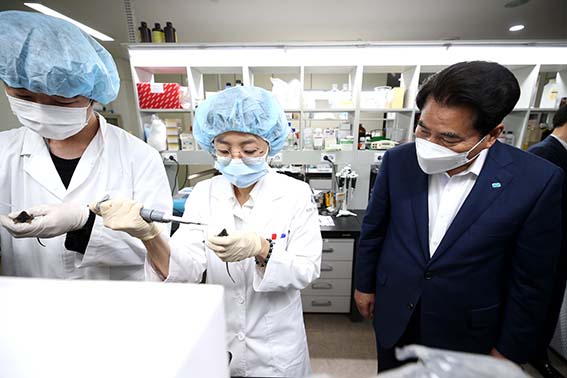 백군기 용인시장(오른쪽)이 반려견 인지기능장애증후군 치료제 ‘제다큐어 츄어블정’을 출시한 지엔티파마를 방문해 연구시설을 둘러보고 있다. (사진제공=용인시청)
