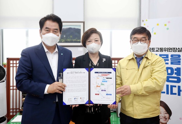 용인시 백군기 시장과 안성시장이 “경강선 연장 제4차 국가 철도망 구축계획에 반드시 필요”강조하며 건의문 전달하고 있다. (사진제공=용인시청)
