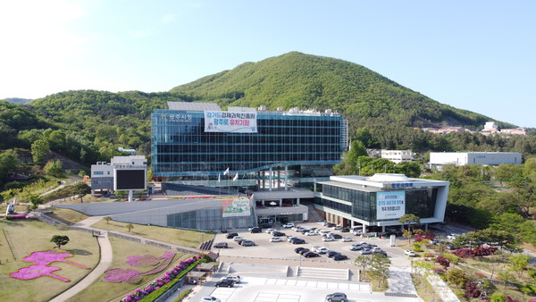 광주시가 경기도에서 최초로 일부 공공시설에 제공 중인 자가검사키트를 관내 등록공장에 시범 보급한다. 사진은 광주시청 전경. (사진=중앙신문DB)