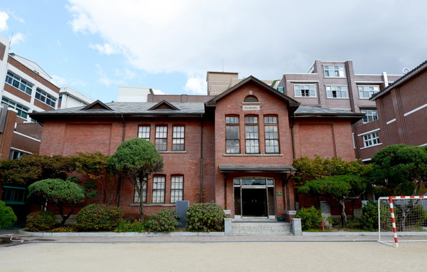 개화기 유입된 기독교가 설립한 삼일학교의 상징인 아담스 기념관. (사진제공=수원시청)