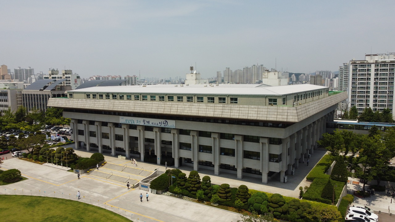 인천시는 인천 독립 40년 행사 슬로건과 옛 송학동 시장관사의 새 이름을 시민들이 직접 결정할 수 있도록, 12일부터 21일까지 10일간 온라인 투표를 실시한다. 사진은 인천시청 전경. (사진=중앙신문DB)