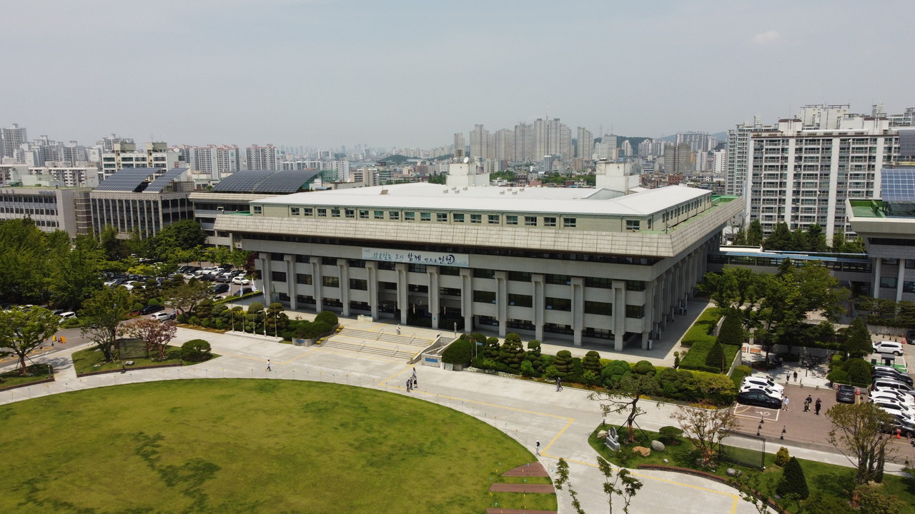 인천시가 미래 첨단산업 분야에서 국가 공모사업 4건에 선정돼 국비를 포함 총 428억원(국비 310억원, 민간 118억원)을 지원받게 됐다고 밝혔다. 사진은 인천시청 전경. (사진=중앙신문DB)