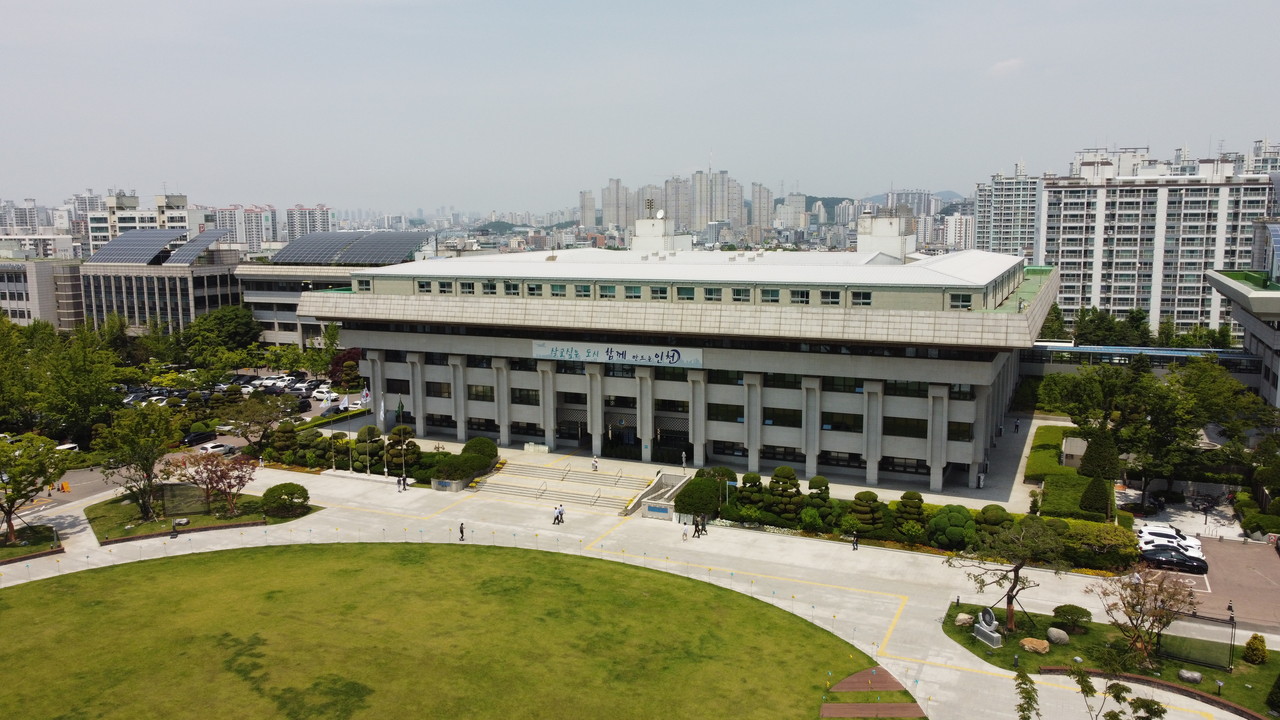 인천시는 ‘신재생에너지 보급 확대 계획(지속가능한 신세계로)’을 수립하고, 신재생에너지 보급 목표를 상향 설정했다. 사진은 인천시청 전경. (사진=중앙신문DB)