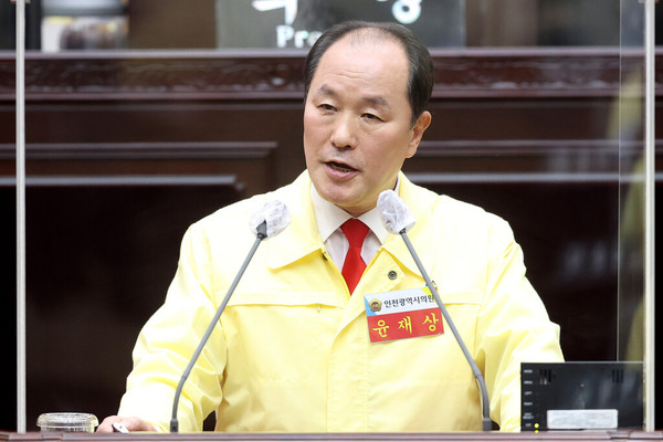인천시의회 윤재상 의원은 1일 열린 ‘인천시의회 제271회 제1차 정례회’제1차 본회의 5분발언과 신상발언에 각각 인천시 산하 공사·공단 및 출자·출연기관 대표와 임원 정년의 형평성 문제를 지적하고 60세 정년 적용을 강력하게 제안하고 강화군 주민들의 숙원사업인 거첨도-약암리 간 도로개설 공사일정 번복 등으로 인한 주민들의 피해와 불편 대변과 함께 의원의 시정질의에 대한 인천시의 무책임한 답변과 약속 불이행을 질타하고 적극적인 해결을 촉구했다. (사진제공=인천시의회)