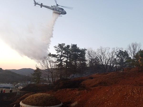 산불 진화 작업 중인 헬기. (사진제공=파주시청)