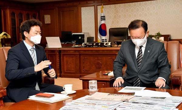 김종천 과천시장이 지난 2일 김부겸 총리를 만나 청사 유휴지 활용방안에 대해 강력 건의했다. (사진제공=과천시청)