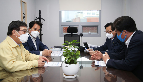 용인시 백군기 시장·신동헌 광주시장·소병훈 의원이  황성규 국토교통부 제2차관을 만나 제4차 국가철도망 구축계획에 경강선 연장 반영 필요성을 강조하고 도움을 요청했다고 밝혔다.