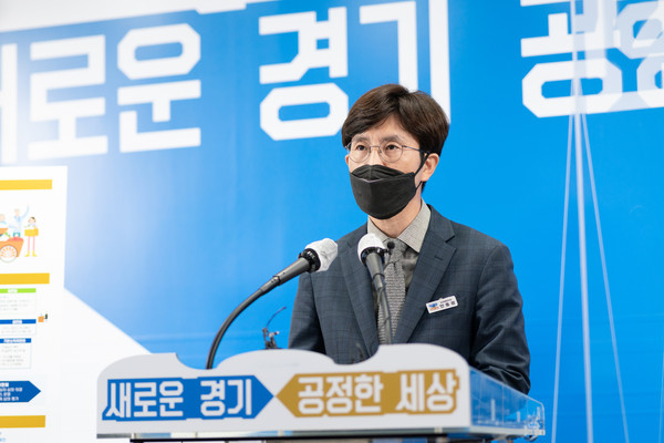 7일 오후 구관 2층 브리핑룸에서 안동광 경기도 농정해양국장이 2021년 농민기본소득 기본방향, 지원계획, 사업 추진절차, 사업예산, 교육 및 홍보계획 등을 담은 ‘경기도 농민기본소득 기본계획’을 발표하고 있다. (사진제공=경기도청)