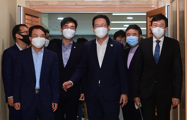 박남춘 시장이 7일 송도 G타워에서 ‘K-바이오 랩허브 유치 협력을 위한 인천광역시 산·학·연·병 라운드 테이블’을 마치고 기우성 셀트리온 대표이사, 박종태 인천대학교 총장, 조명우 인하대학교 총장, 김양우 가천대 길병원장, 존림 삼성바이오로직스 대표이사 등 참석자들과 회의장을 나서고 있다.  (사진제공=인천시청)