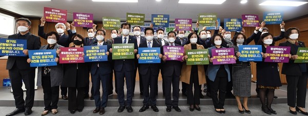 의정부시가 경기도 제3차 공공기관 이전에 따른 경기연구원 의정부시 유치에 성공함으로써 경기북부 행정중심 도시로써의 위상을 공고히 하고, 앞으로 경기북부 발전을 위해 선도적인 역할을 해 나갈 것으로 기대를 모으고 있다. 사진은 ‘경기도 공공기관 이전 촉구 결의대회’ 모습. (사진제공=의정부시청)