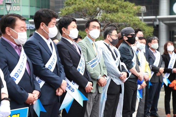 사진은 지난 5월 4일 쌍용차 살리기 서명운동 범시민 대책위가 활동을 시작했다. (사진=정장선 평택시장 페이스북)