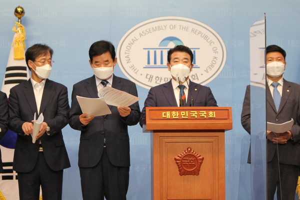 더불어민주당 부동산특별위원회는 서민과 무주택자, 신혼부부, 청년세대 등에게 내 집 마련할 수 있는 '누구나 집' 공급 대책을 발표했다. 사진 왼쪽 두 번째 김진표 위원장, 세 번째 박정 간사. (사진 박남주 기자)