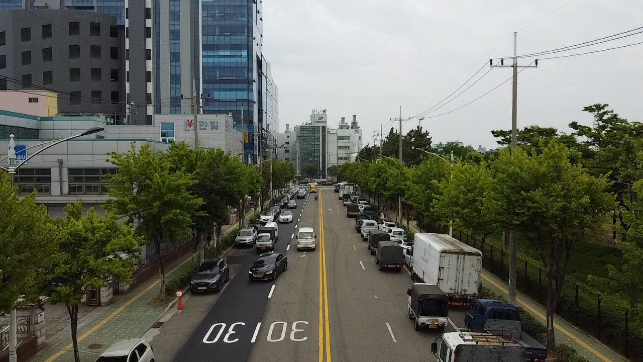 10일 오전12시30분 인천 남동국가산업단지가 위치한 인천 남동구 은봉로 인천상공회의소 앞 도로에 차량이 이중으로 불법 주차돼 있다. (사진=김덕현 기자)
