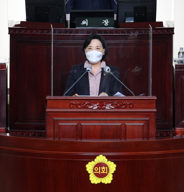 경기도의회 경제노동위원회 심민자 의원은 10일, 경기도의회 제362회 정례회 제3차 본회의를 통해 제4차 국가철도망 구축계획 발표를 앞두고 경기도가 GTX-D 노선 원안을 사수하는 한편, 일산대교 무료통행 협상에 적극 나설 것을 촉구하는 도정질문에 나섰다. (사진제공=경기도의회)