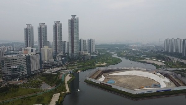 박남춘 인천시장이  지역별 대형 시책사업들의 진행 상황을 다시 한 번 챙기는 일  ‘리마인드 현장점검’에 나섰다. 사진은 청라시티타워 예정부지( 사진제공=인천시청)