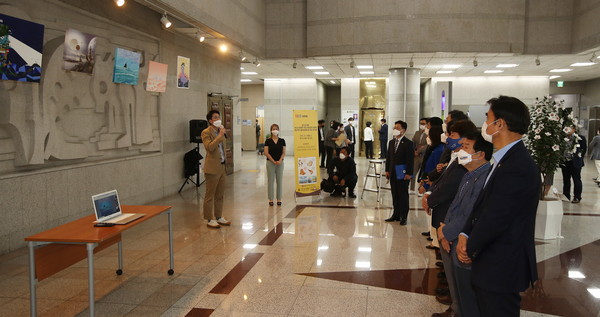 경기도의회 독도수호 특별위원회는 14일 도의회 1층 로비에서 독도 관련 작품 제작 청년작가들과의 콜라보레이션을 통한 독도 전시회를 개최했다. (사진제공=경기도의회)