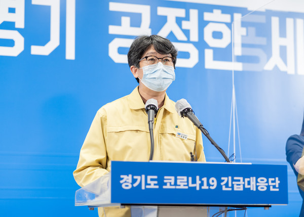 임승관 경기도 코로나19긴급대응단장이 지난 15일 정례 기자회견을 열고 경기도 내 코로나19 확산 상황을 설명하고 있다. (사진=경기도)