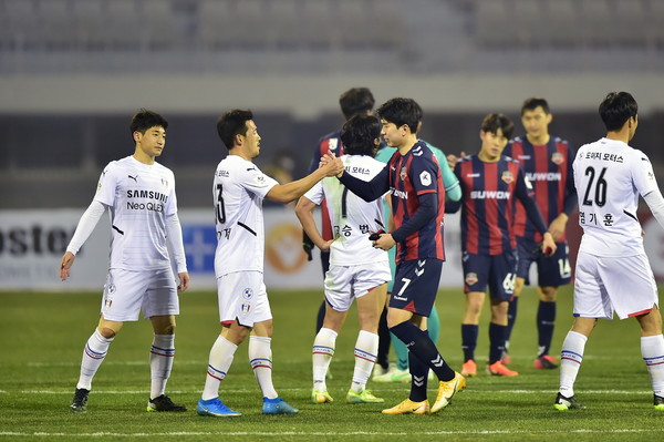 지난 3월 10일 수원시에 연고를 둔 프로축구 수원삼성블루윙즈와 수원FC가 수원종합운동장에서 경기를 하고 있다. (사진제공=수원시청)