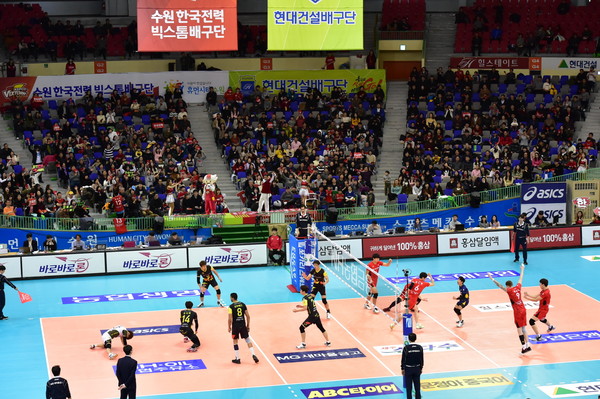 홈구장인 수원체육관에서 경기하고 있는 프로배구팀 한국전력 빅스톰. 수원체육관은 여자프로배구팀 현대건설 힐스테이트도 홈구장으로 사용 중이다. (사진제공=수원시청)