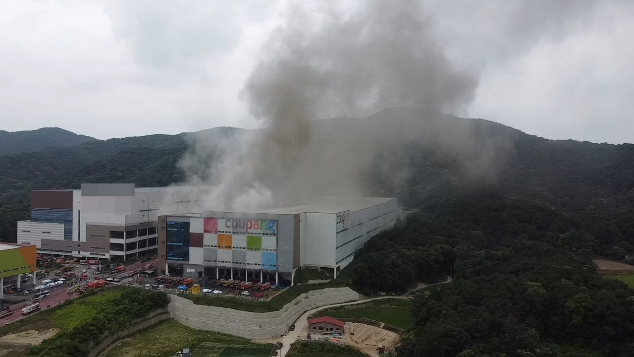 17일 오전 5시 36분 이천시 마장면 덕평로에 있는 쿠팡물류센터 지하 2층에서 불이 나 8시간이 지난 오후 2시 현재까지 진화 중이다. (사진=송석원 기자)