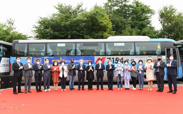 파주시는 17일 교하에서 서울 광화문까지 운행될 ‘광역급행버스 M7154번’ 개통식을 갖고 안전운행을 기원했다. 이 버스는 19일 오전 5시 30분부터 밤 11시 30분까지 운행된다. (사진제공=파주시청)