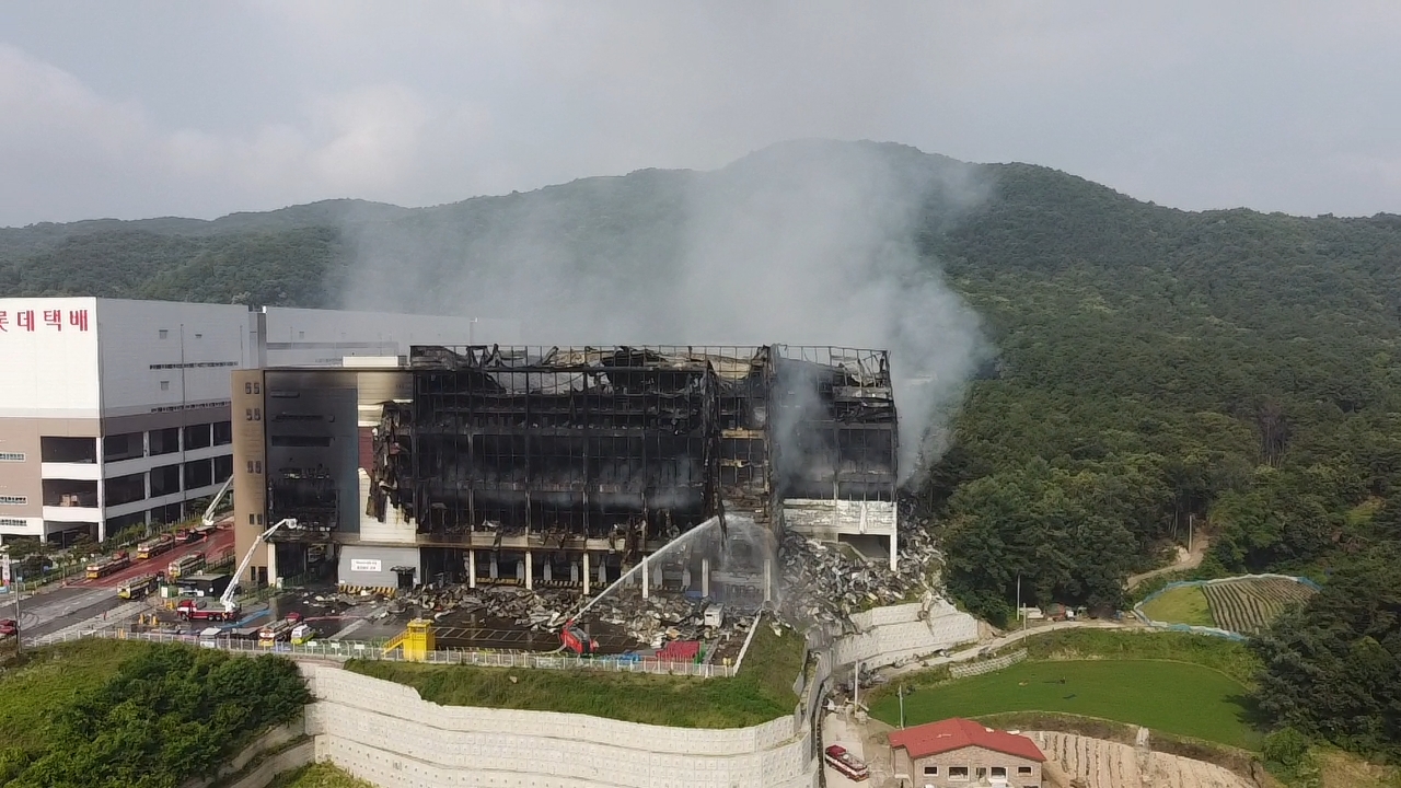화재 발생 약 52시간이 지난, 19일 오전 9시 20분 현재 연기를 내뿜고 있는 이천 쿠팡덕평물류센터. 건물 내부에 가연성 물질들이 가득차 실종 소방관 수색에 어려움을 겪고 있다. (사진=송석원 기자)