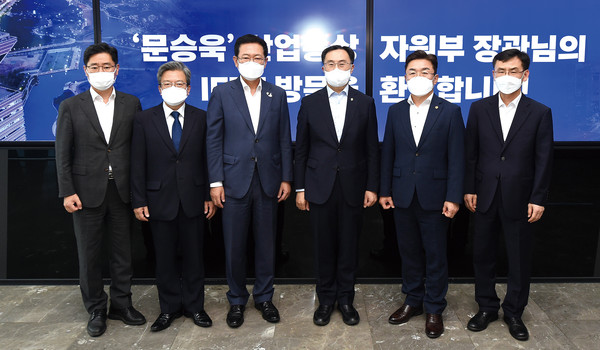 박남춘 인천시장이 21일 송도G타워에서 문승욱 산업통상부 장관, 이원재 인천경제자유구역청장 등 참석자들과 기념촬영을 하고 있다. (사진제공=인천시청)