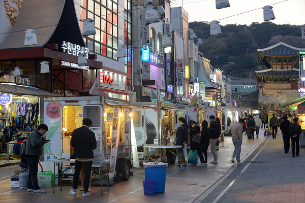 수원화성의 남문인 팔달문 밖으로 형성된 문밖장은 수원 남문시장으로 활성화돼 물자와 사람의 활발한 교류가 이뤄지고 있다. (사진제공=수원시청)